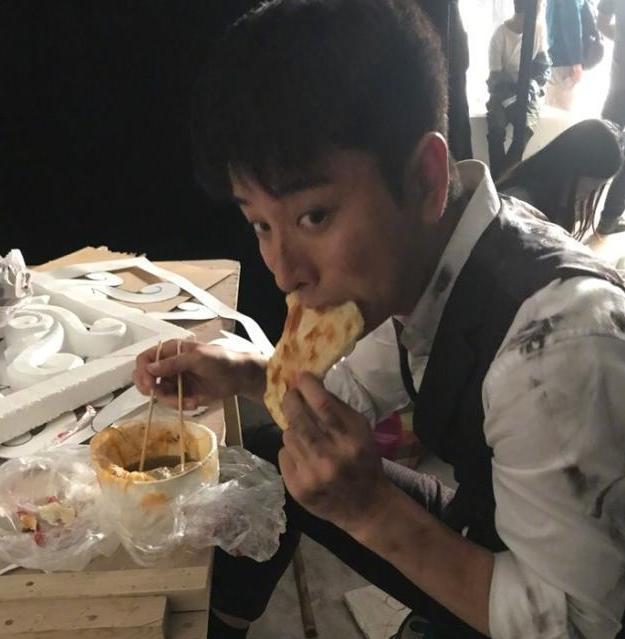 看明星片场吃盒饭, 刘德华让人心疼, 关晓彤好假, 她一个人六道菜