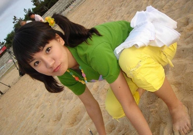 她是央视少儿主持人嫁绿泡泡恩爱8年如今35岁还像个小孩