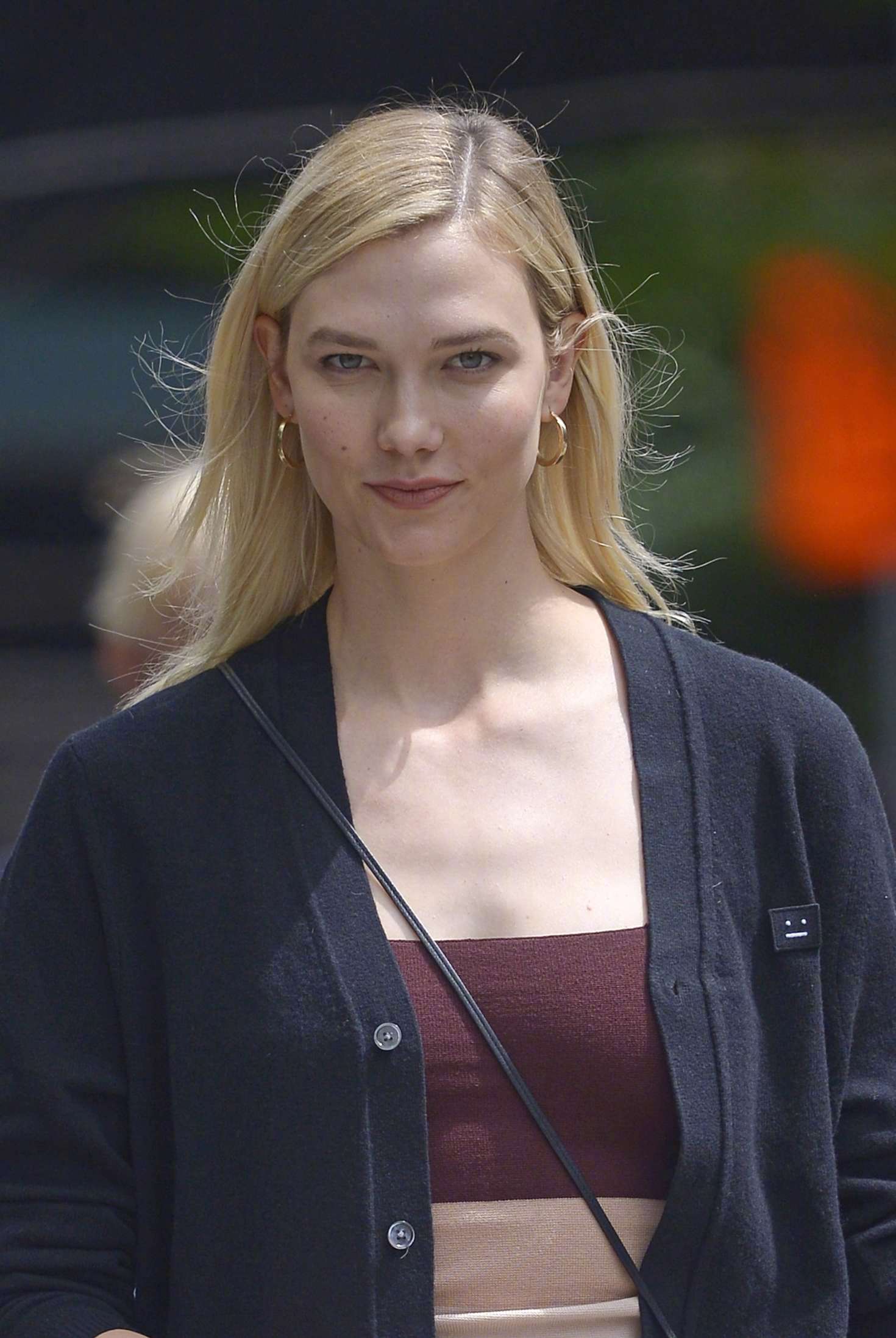 karlie kloss -在纽约购买咖啡的街拍