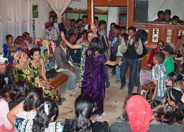 中国最贫穷的邻居,美女泛滥,镶金牙在当地是一种时髦