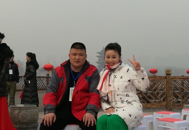 草根歌手草帽姐全家近照,演出不断,带着老公全国各地跑