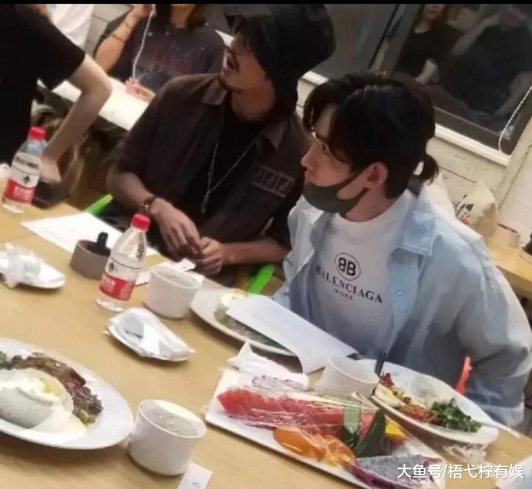 朱一龙埋头苦吃, 聚餐安静不说话默默从头吃到尾, 无辜弱小但能吃