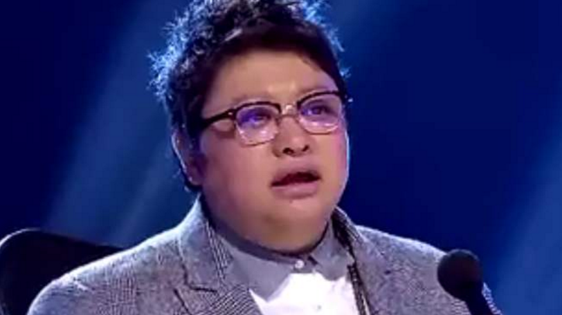 男孩刚上台还不起眼,一开嗓让人点赞,韩红的表情都亮了