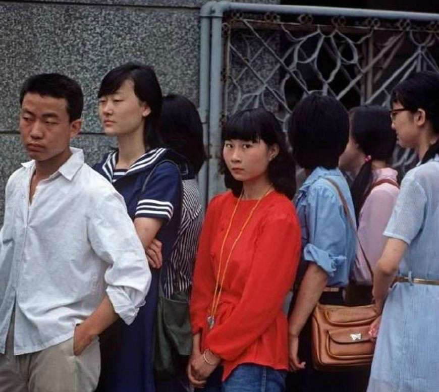 80年代中国夏天老照片,没有空调的夏天,人们是怎样过的呢
