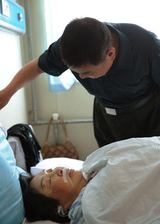 60岁失独老人再怀孕,生下双胞胎女儿,立志为她