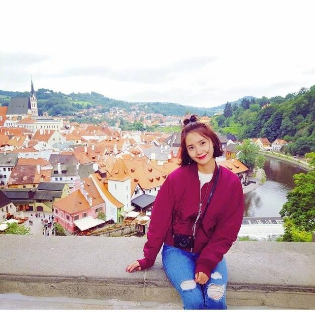 林允儿变身时尚博主,教你旅游途中如何穿搭更好看