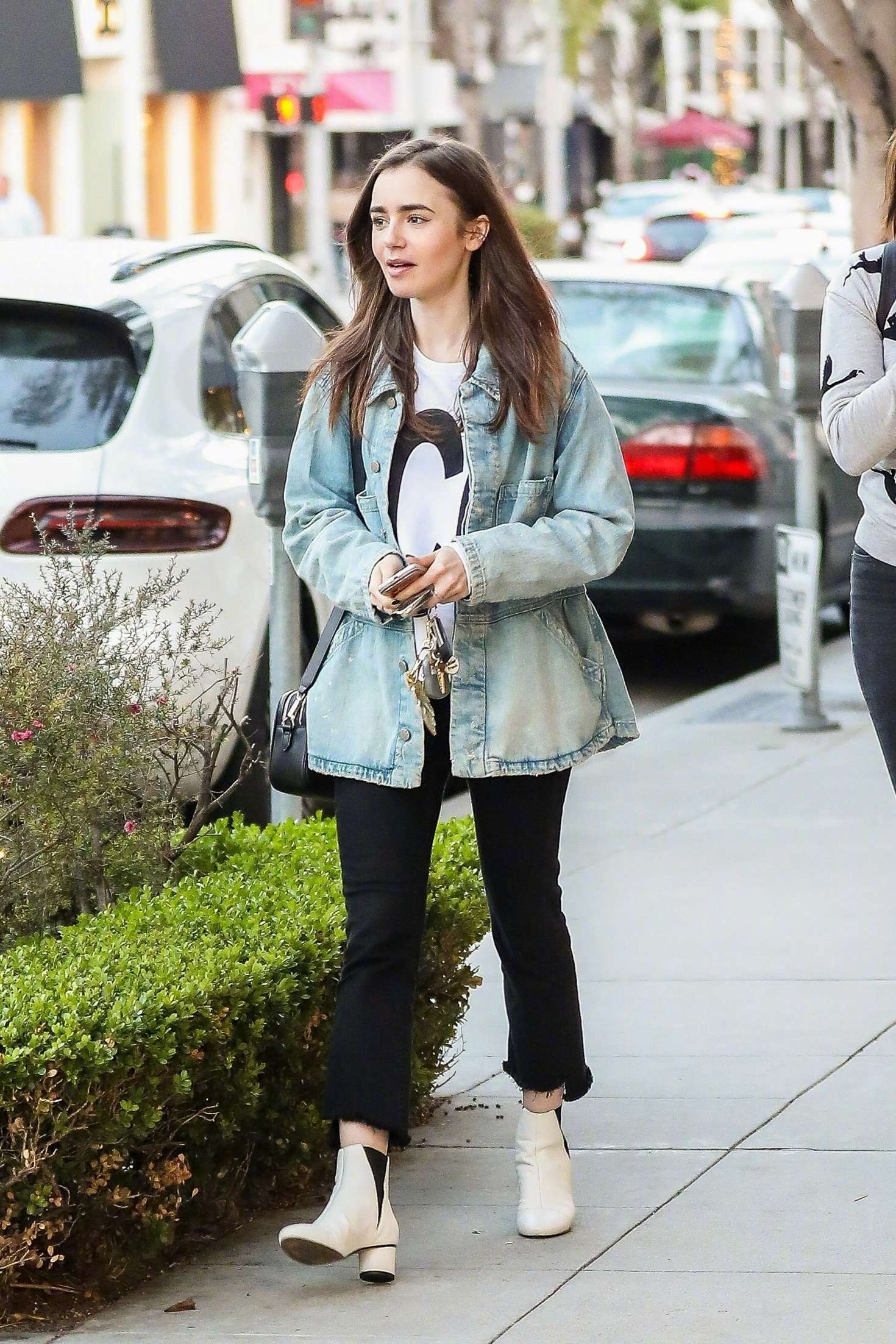 lily collins 在 beverly hills 外出的街拍