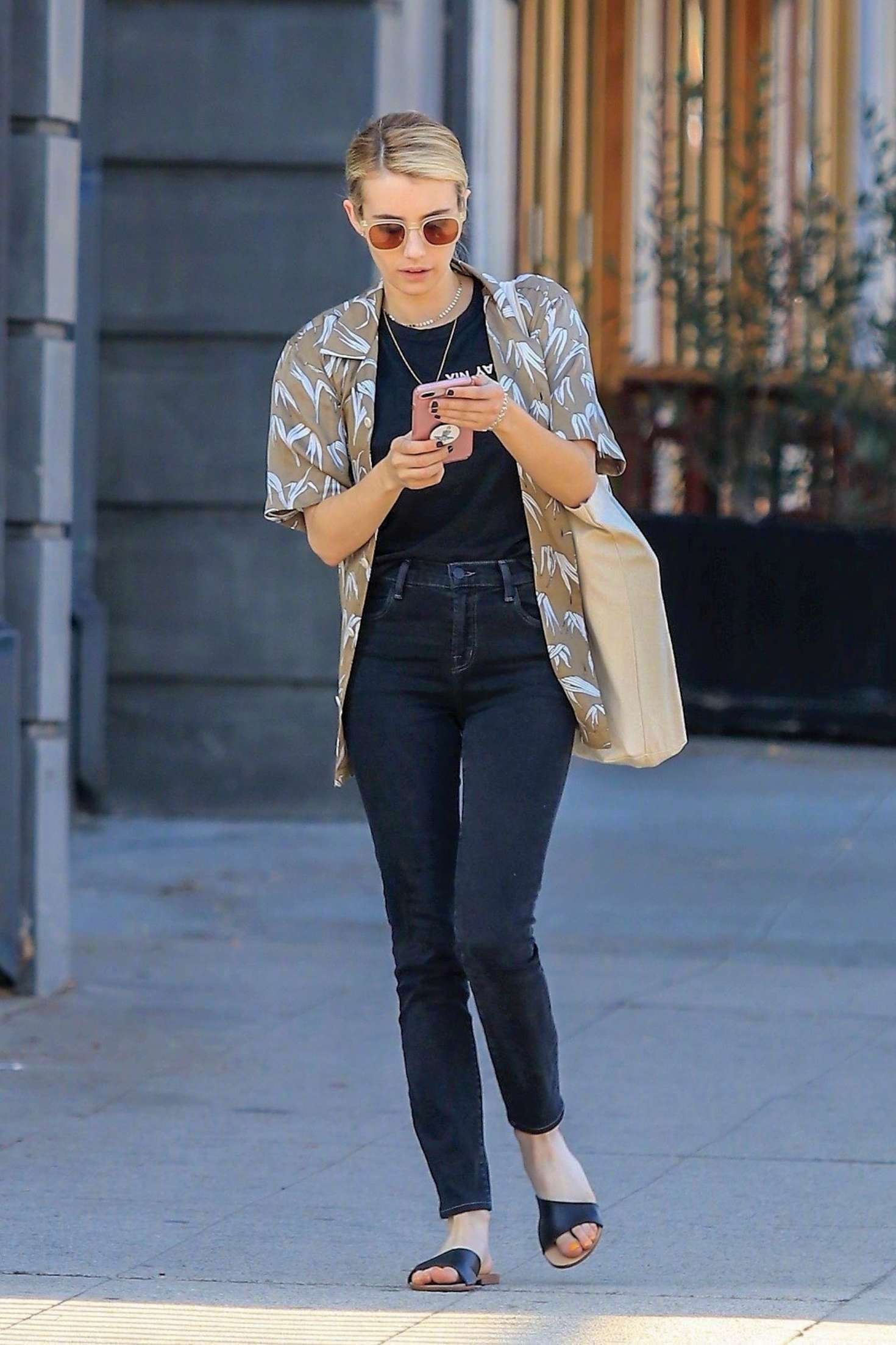 当地时间8月26日,emma roberts 在 west hollywood外出午餐的街拍