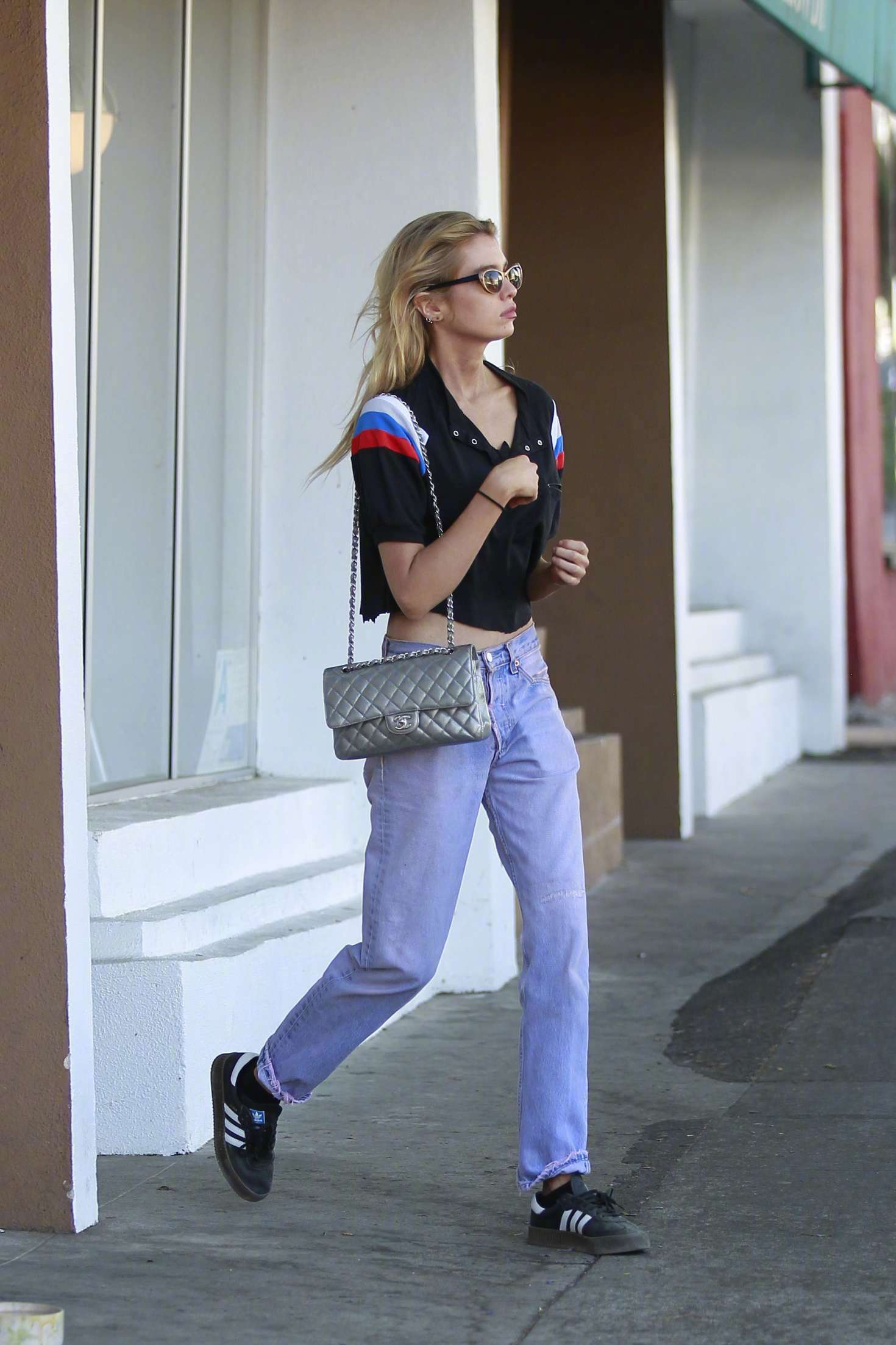 维秘天使stella maxwell在洛杉矶sweet shoppe的街拍