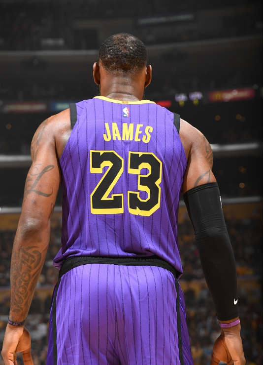 爵士83-90湖人詹皇22 10 7关键三分 追身大帽制胜