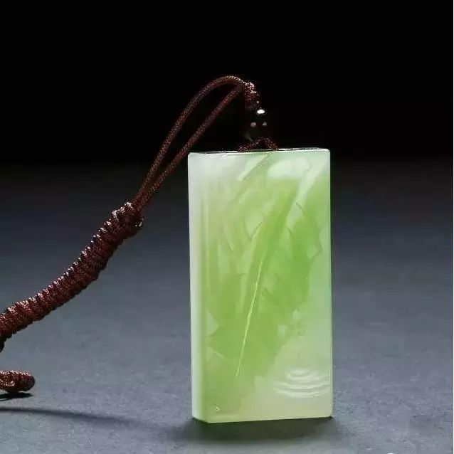 一空说玉:"白玉带绿,百年不遇",和田玉中的新玉种翠青玉