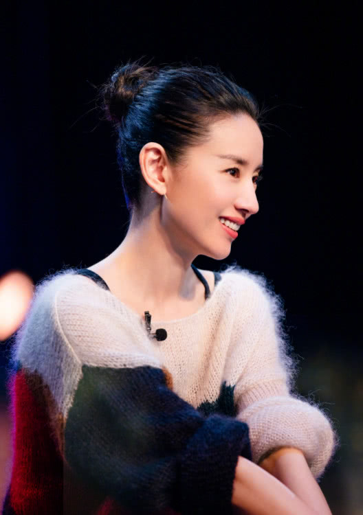 董洁穿毛衣现身,却被侧脸抢镜,终于知道最完美的鼻子长啥样了!