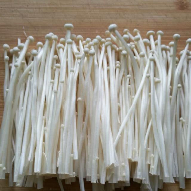 1,金针菇切掉根部,然后撕成一根根并洗干净控水剁椒蒸金针菇那金针菇