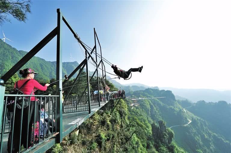 小时候玩的不亦乐乎,但是在一看就眩晕的580米的悬崖上荡秋千你想过么