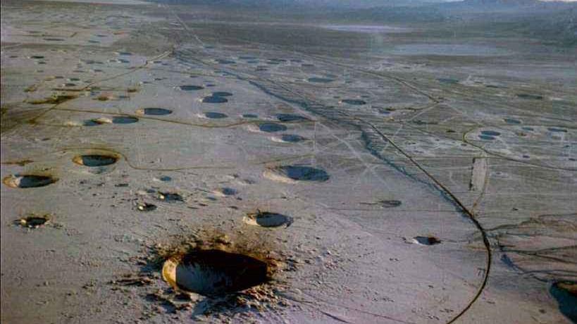 地下核试验的威力有多大?试验过后的沙漠千疮百孔,令人生畏!