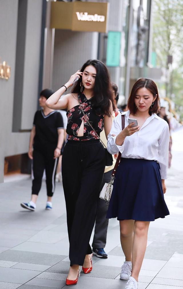 街拍:闺蜜穿低胸装真有吸睛,都是时尚性感的大美女|低胸装|闺蜜|性感_新浪新闻