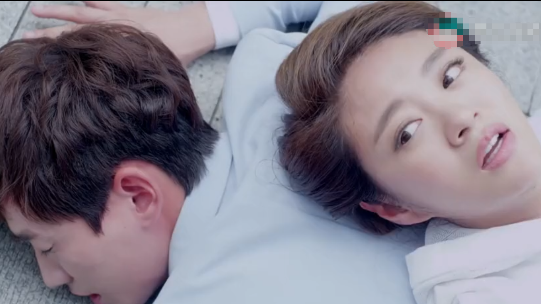 美女从天而降砸到一个帅哥,帅哥以为她想不开,美女的解释笑懵了