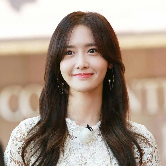 林允儿甜美可爱,人气超高