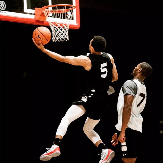 他是全美打球最好看的高中生之一,招牌果冻上篮让43万人高潮!