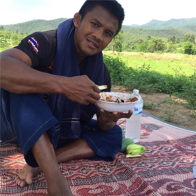 踢断芭蕉树的泰拳王播求千万身价但平时竟吃的如此艰苦