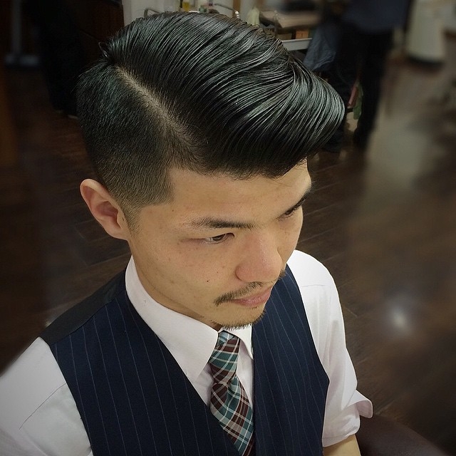 侧分的复古发型男生剪完都很帅