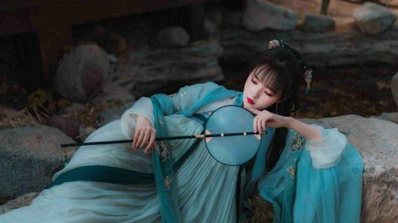 古典美女气质梦回汉朝汉服团扇发辫
