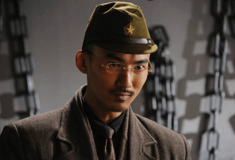 成了日军的翻译官,为抗战立下大功却只字不提