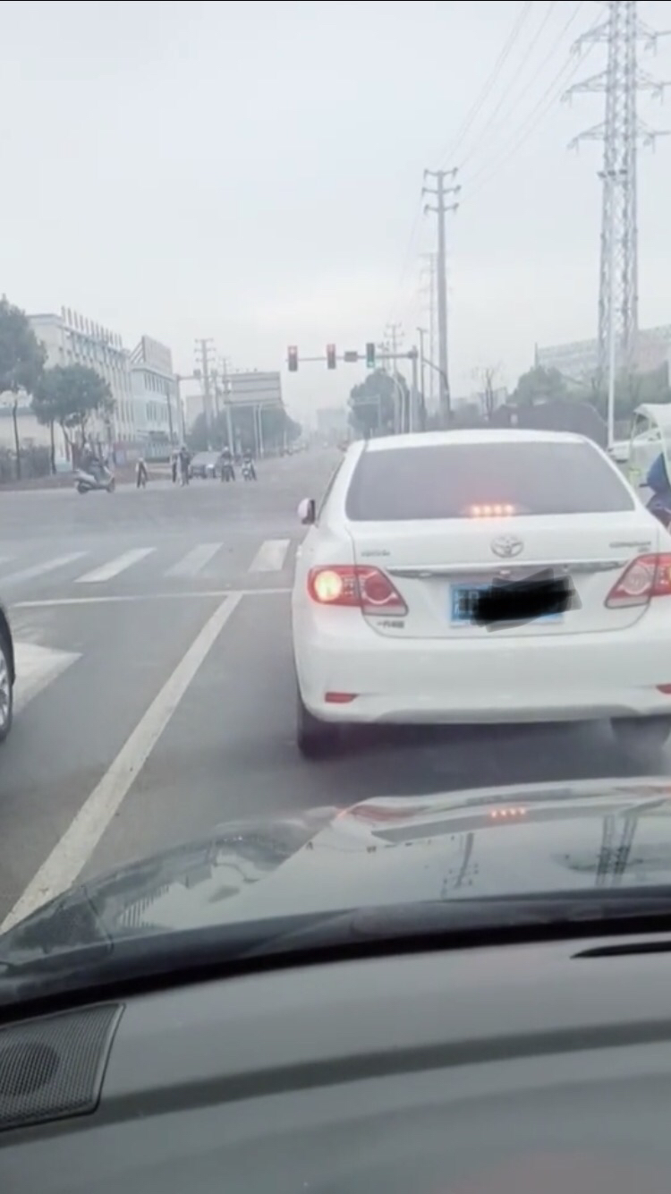 等红灯的丰田卡罗拉一看司机就是新手自己找亮点