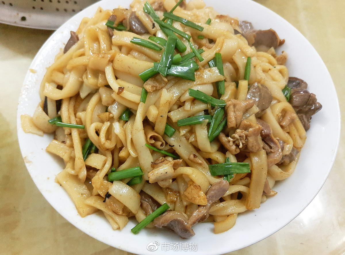 猪杂炒粉仔:湛江的厚粉仔,和潮汕的粿条差不多,米香浓,耐炒,没河粉