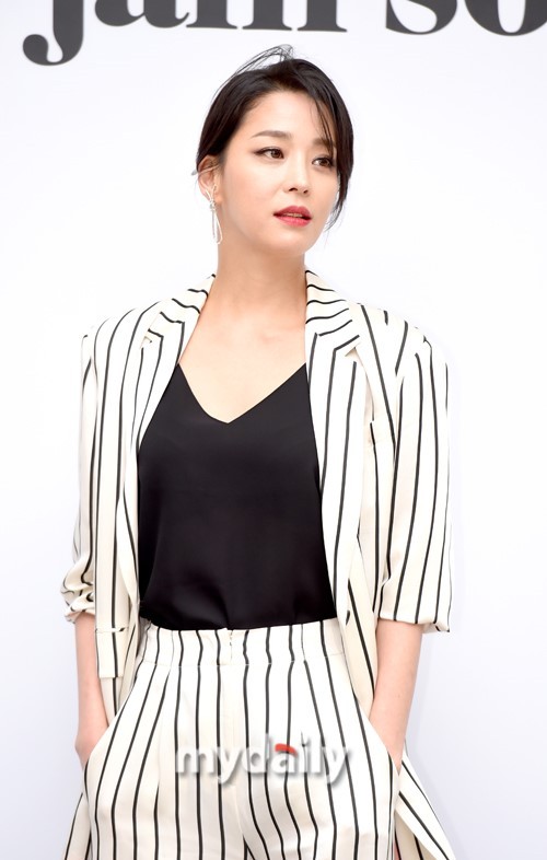 韩国女艺人韩高恩首尔出席服装发布会