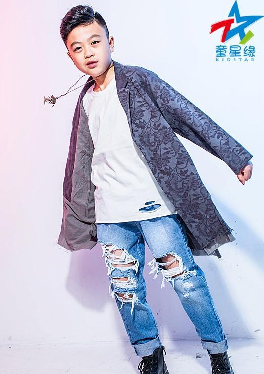 00后超新星男孩惊艳写真总有一款get到你