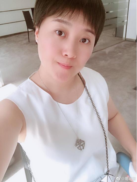 现在葛珊珊还剪了干练的短发,这张自拍更是没有化妆,变美不少!