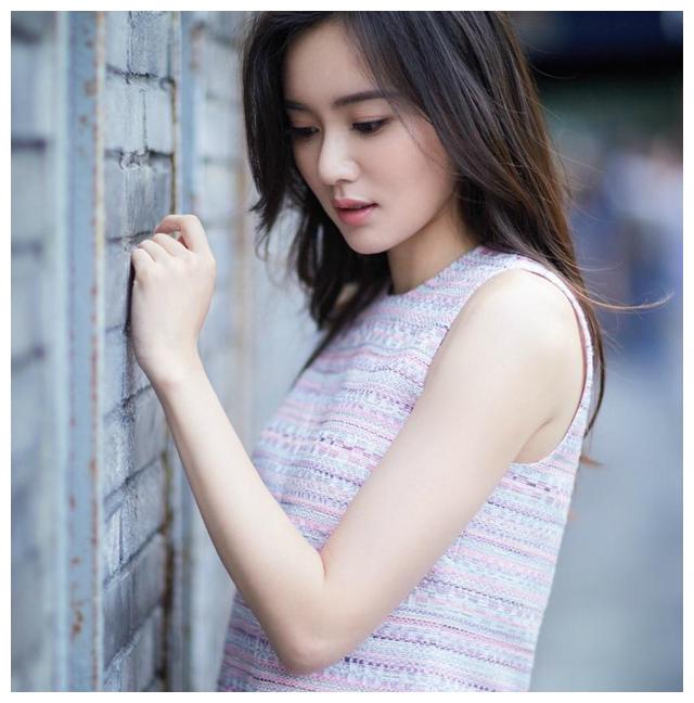 江铠同的衣服缺一角照样穿搭配短裙优雅迷人有颜值任性