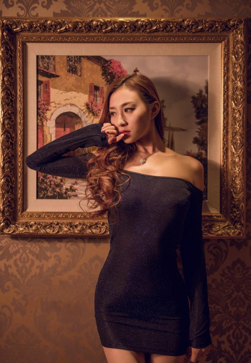 美模一身露肩黑裙 穿出古典女王范!