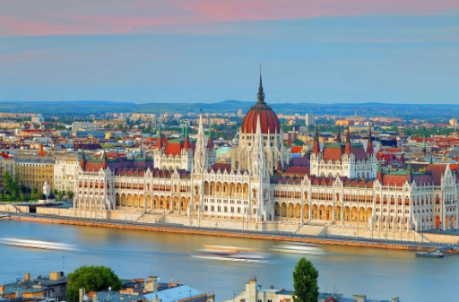 布达佩斯是匈牙利的首都,坐落在美丽的蓝色多瑙河边,被称为多瑙河