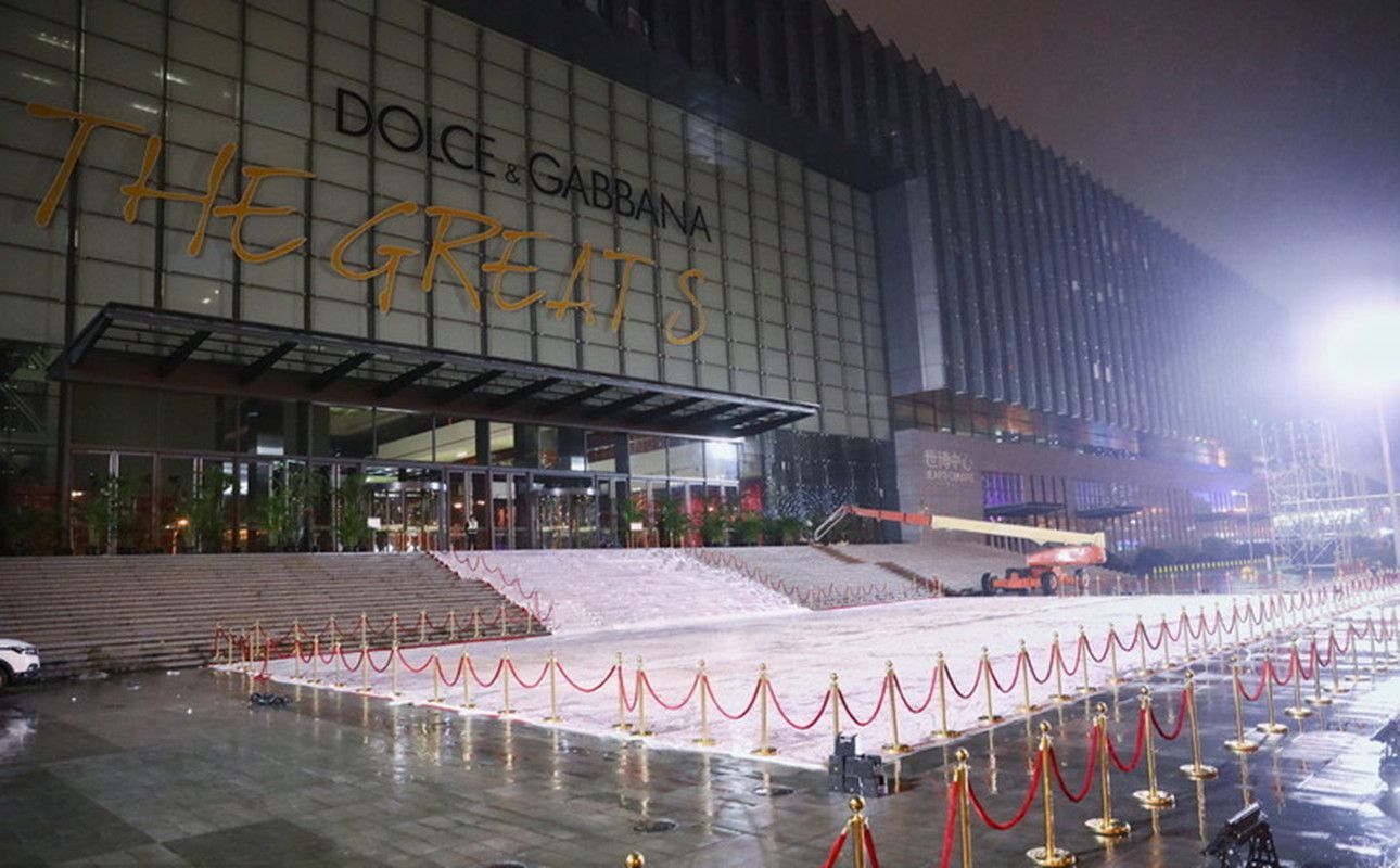 泰国小花mai和马里奥亮相身穿杜嘉班纳套装二人同框cp感足