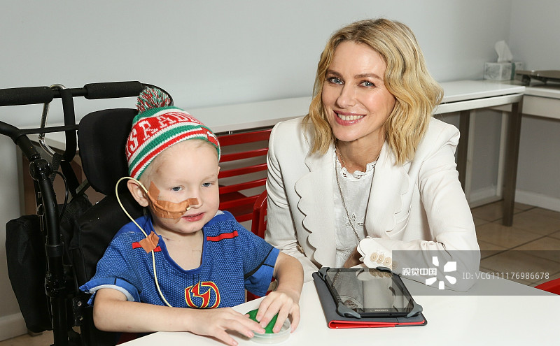 娜奥米,沃茨演绎不同白衣天使给残弱孩子们献爱心超亲切