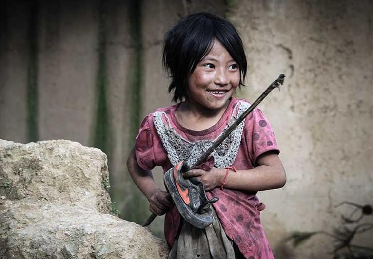 实拍深山里的偏远农村: 老人骨瘦如柴, 孩子记不清父母的样子