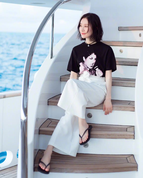 舒畅现身机场满身星星还有1米8的效果不过更抢眼的还是它