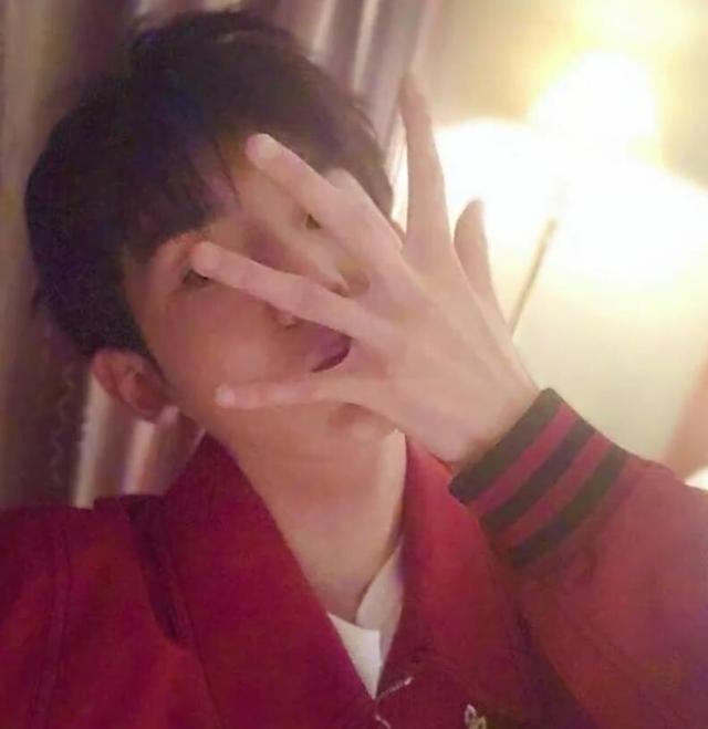 tfboys-王源晒自拍照不漏脸自称帅哥,欲送4000万福利被网友吐槽