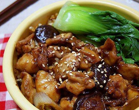 香菇滑鸡煲仔饭