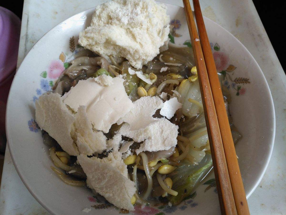 进城看大孙子,儿媳却给我吃冷饭,听到屋里儿媳的话,我懵了