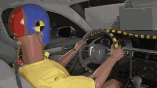 正文车内视角,驾驶座上的假人,头部也从主气囊和侧气帘之间穿过,撞到