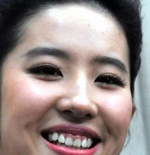 你以为女神刘亦菲还是360无死角的美大笑起来比路人还夸张