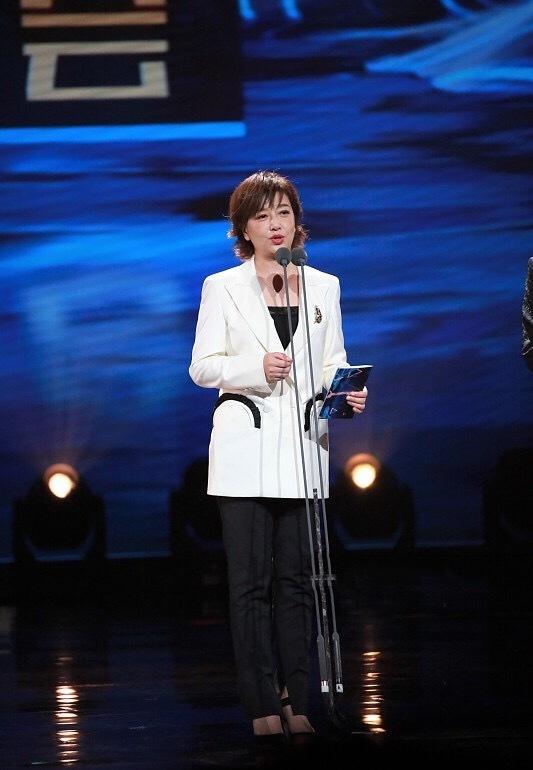 51岁江珊真年轻身穿西服套装气场十足气质不输90后小花旦