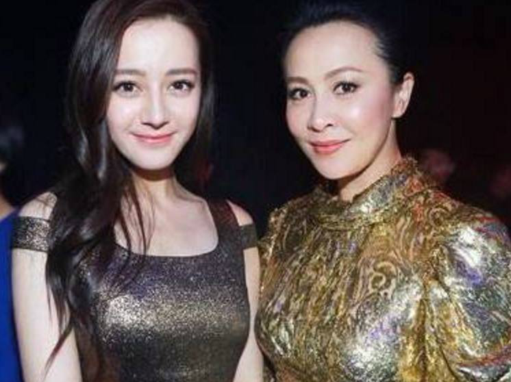 娱乐圈女明星都不愿意与迪丽热巴合照,真是没有对比就没有伤害