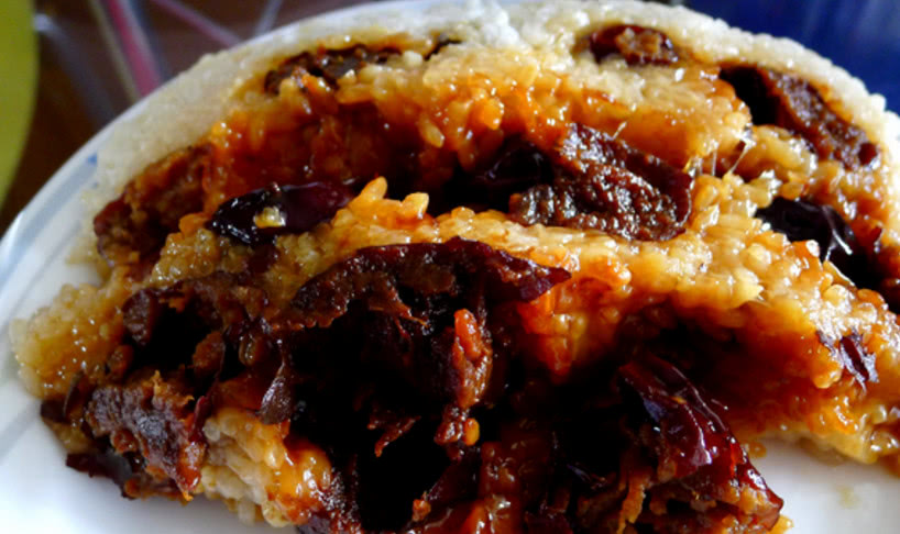 小黄跟大爷买了一份粽糕,这份粽糕看起来非常的诱人,闻起来的时候非常