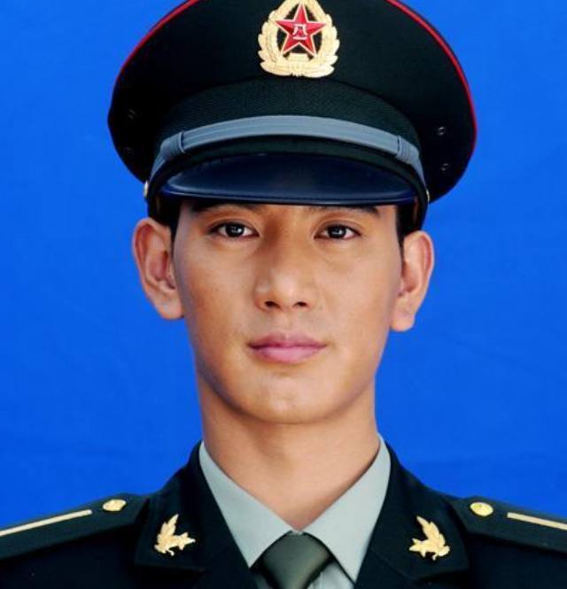 如果他不是明星,我真的以为他本就是个当兵的,真的是英俊帅气啊,而且