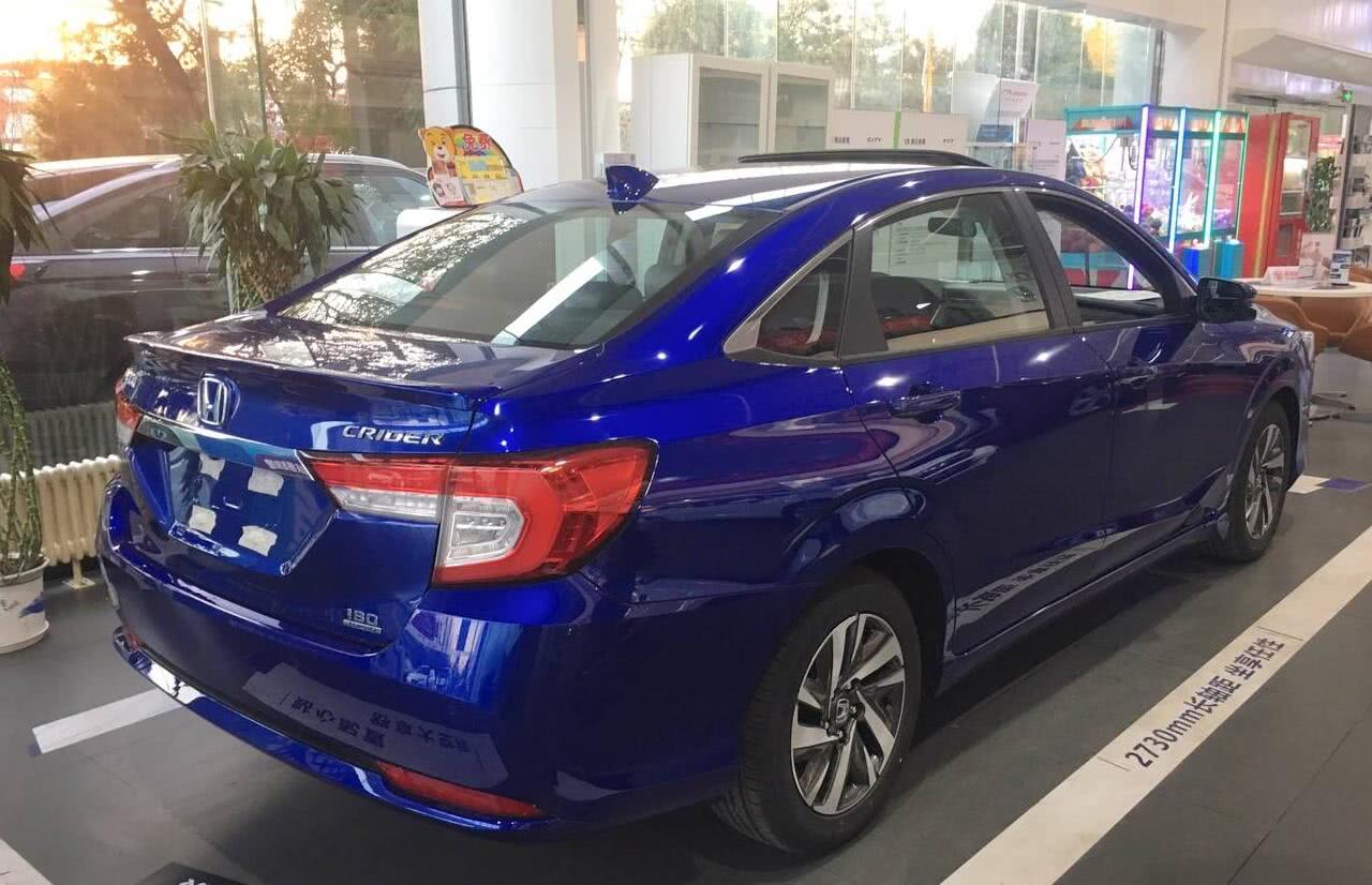 首台全新本田凌派到店实拍轴距比朗逸还长堪称小号雅阁