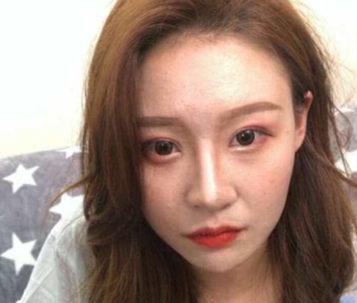 女网红温婉首次直播, 忘开美颜, 网友表示年纪太大